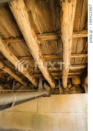古い建物の木材で組まれた床下 106422867