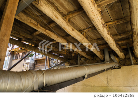 古い建物の木材で組まれた床下 古い建物の木材で組まれた床下 106422868