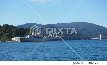 錨を下ろす補給艦 106422902