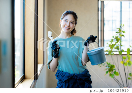 ペンキを塗る女性　 106422919