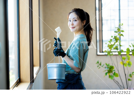 ペンキを塗る女性　 106422922