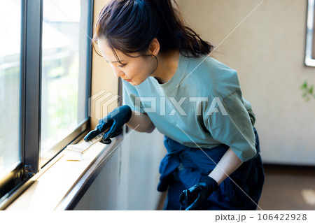 ペンキを塗る女性　 106422928