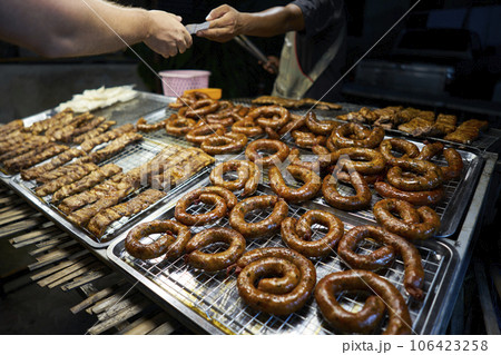 タイのナイトマーケットの美味しそうなサイウア タイのナイトマーケットの美味しそうなサイウア 106423258