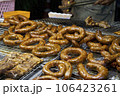タイのナイトマーケットの美味しそうなサイウア 106423261