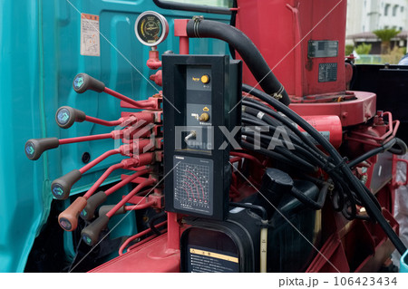 移動式トラッククレーンの操作部　ユニック 106423434