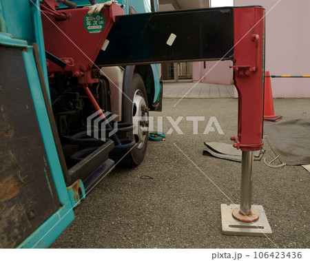 張り出したアウトリガー　トラック　機械 106423436