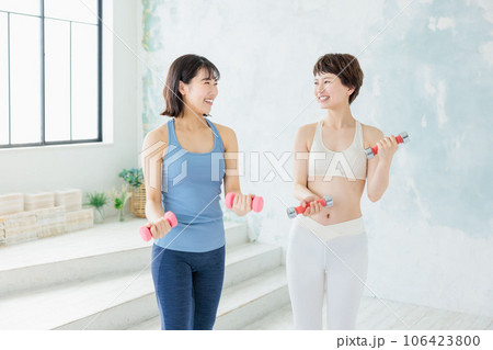 ダンベルでトレーニングする若い女性 ダンベルでトレーニングする若い女性 106423800