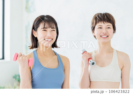 ダンベルでトレーニングする若い女性 106423822