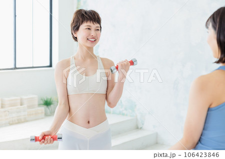 ダンベルでトレーニングする若い女性 106423846