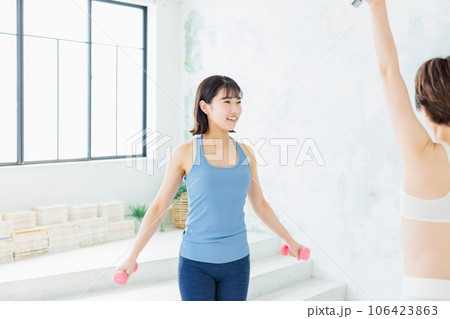 ダンベルでトレーニングする若い女性 106423863