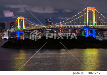 《東京都》レインボーブリッジの夜景・レインボーカラーライトアップ 106424700