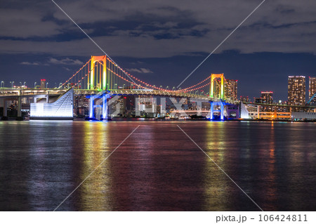 《東京都》レインボーブリッジの夜景・レインボーカラーライトアップ 106424811