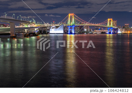 《東京都》レインボーブリッジの夜景・レインボーカラーライトアップ 106424812