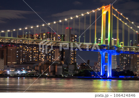 《東京都》レインボーブリッジの夜景・レインボーカラーライトアップ 106424846