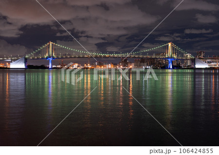 《東京都》レインボーブリッジの夜景・レインボーカラーライトアップ 106424855