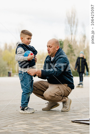 Father and his son on a walk in the park 106425097