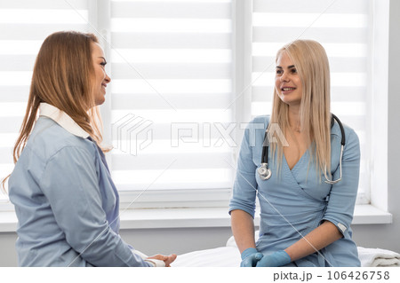 Trust and faith in the future: Demonstrates open discussion between a woman and doctor, which strengthens confidence in correctness chosen treatment paths. Women's Health Clinic, cancer diagnosis Trust and faith in the future: Demonstrates open discussion between a woman and doctor, which strengthens confidence in correctness chosen treatment paths. Women's Health Clinic, cancer diagnosis 106426758