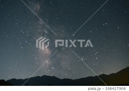 北杜市白州町、南アルプスの山並みに掛かる天の川 北杜市白州町、南アルプスの山並みに掛かる天の川 106427908