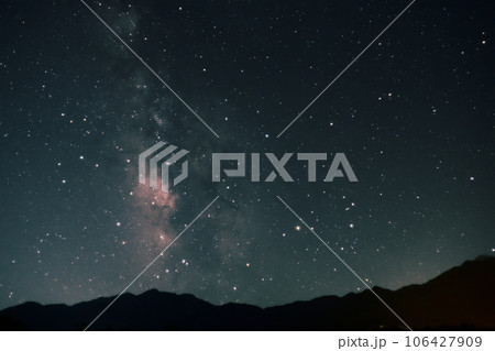 北杜市白州町、南アルプスの山並みに掛かる天の川 北杜市白州町、南アルプスの山並みに掛かる天の川 106427909