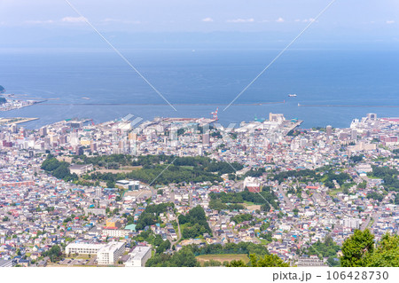 天狗山ロープウェイ　屋上展望台　天狗テラスから小樽市を眺める 106428730