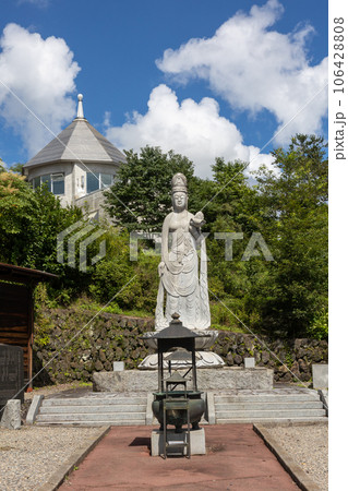 鎌原観音堂脇の観音像と嬬恋郷土資料館 106428808