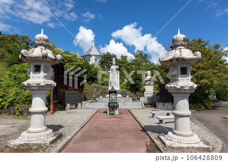 鎌原観音堂脇の観音像と嬬恋郷土資料館 鎌原観音堂脇の観音像と嬬恋郷土資料館 106428809