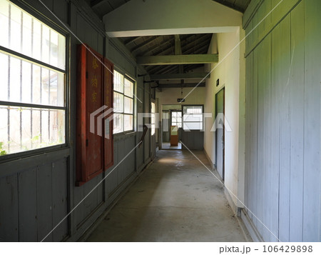 佐渡島　旧相川拘置支所　廊下 106429898