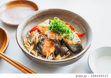 青じそたっぷりキノコと鮭のバターソテー 青じそたっぷりキノコと鮭のバターソテー 106430537