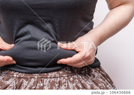 【お腹の肉を摘む主婦】 【お腹の肉を摘む主婦】 106430666