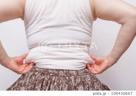 【メタボ主婦の後ろ姿】 106430667