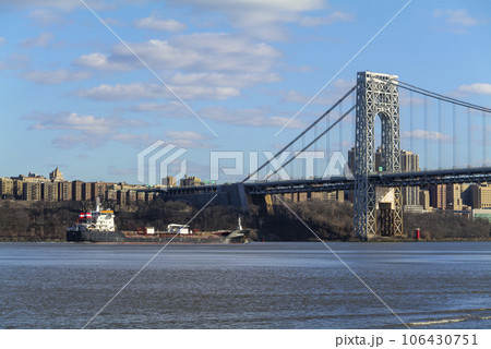 Hudson River Park in New Jersey, view to New York City in sunny spring day 106430751