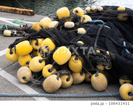 漁港に積み上げられた魚網　千葉県 106431431