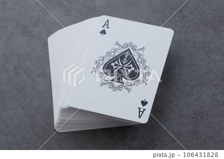一組のトランプのカード 106431828