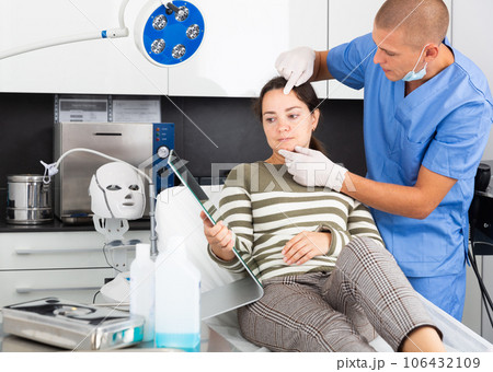 Woman having consultation with doctor in clinic 106432109