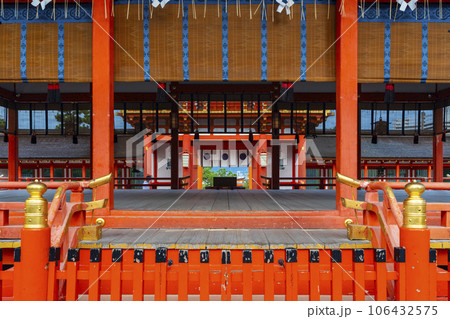 京都　伏見稲荷大社　外拝殿から楼門・表参道を見る 106432575