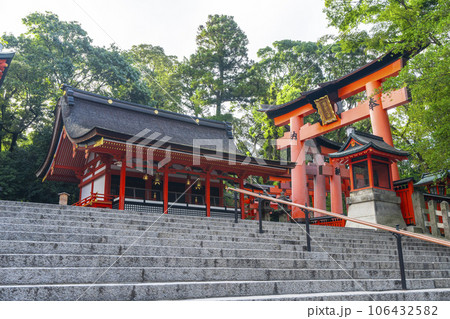 京都　伏見稲荷大社　奥宮　祭場の鳥居 106432582