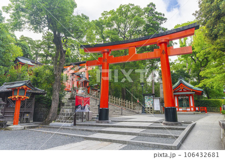 京都　伏見稲荷大社　奥宮　白狐社　祭場の鳥居 106432681