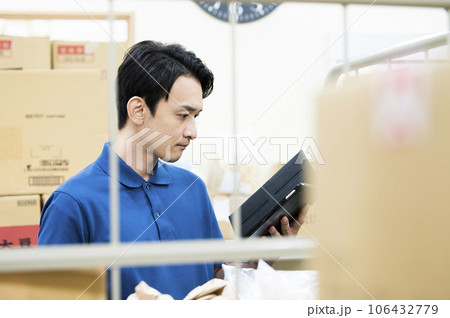 倉庫で働く若い男性 倉庫で働く若い男性 106432779