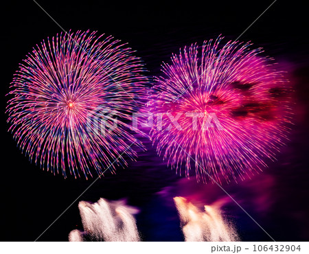打ち上げ花火　夏の風物詩イメージ 106432904