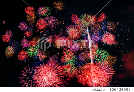 打ち上げ花火　夏の風物詩イメージ 106432905
