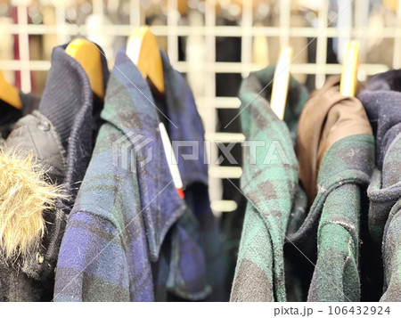 店頭に並んだ古着のコート 106432924
