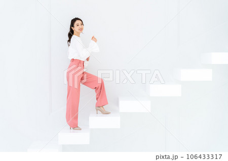 階段を上る若い女性 階段を上る若い女性 106433317