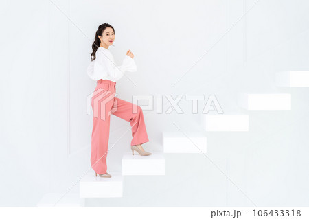 階段を上る若い女性 106433318