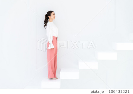 階段を上る若い女性 階段を上る若い女性 106433321