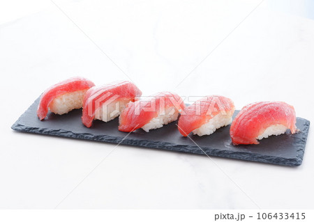 新鮮そのもののマグロを握ったにぎり寿司、生まぐろにぎり 106433415