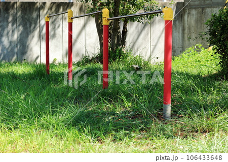 夏休みが終わったあとの公園の鉄棒 夏休みが終わったあとの公園の鉄棒 106433648