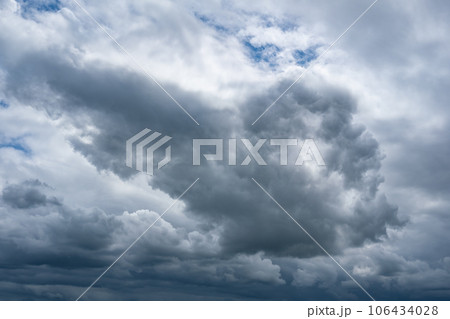 夏空に湧いて覆う雲のかたまり 雨の予感　a-1 106434028