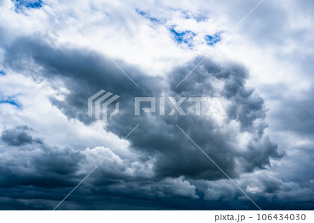 夏空に湧いて覆う雲のかたまり 雨の予感　a-2 高彩度コントラスト 106434030