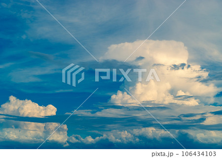 晩夏の空に湧き上がる積乱雲 a-4 暖色寒色強調 晩夏の空に湧き上がる積乱雲 a-4 暖色寒色強調 106434103