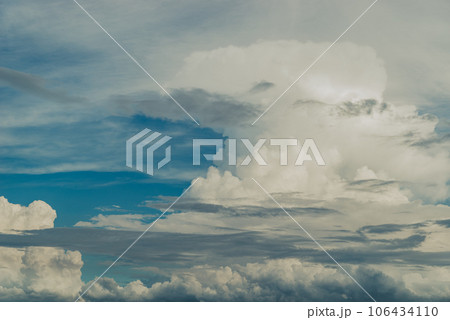 晩夏の空に湧き上がる積乱雲　b-5 フィルム調 106434110